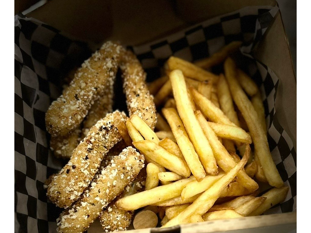 Palitos de Pollo + porción de papas