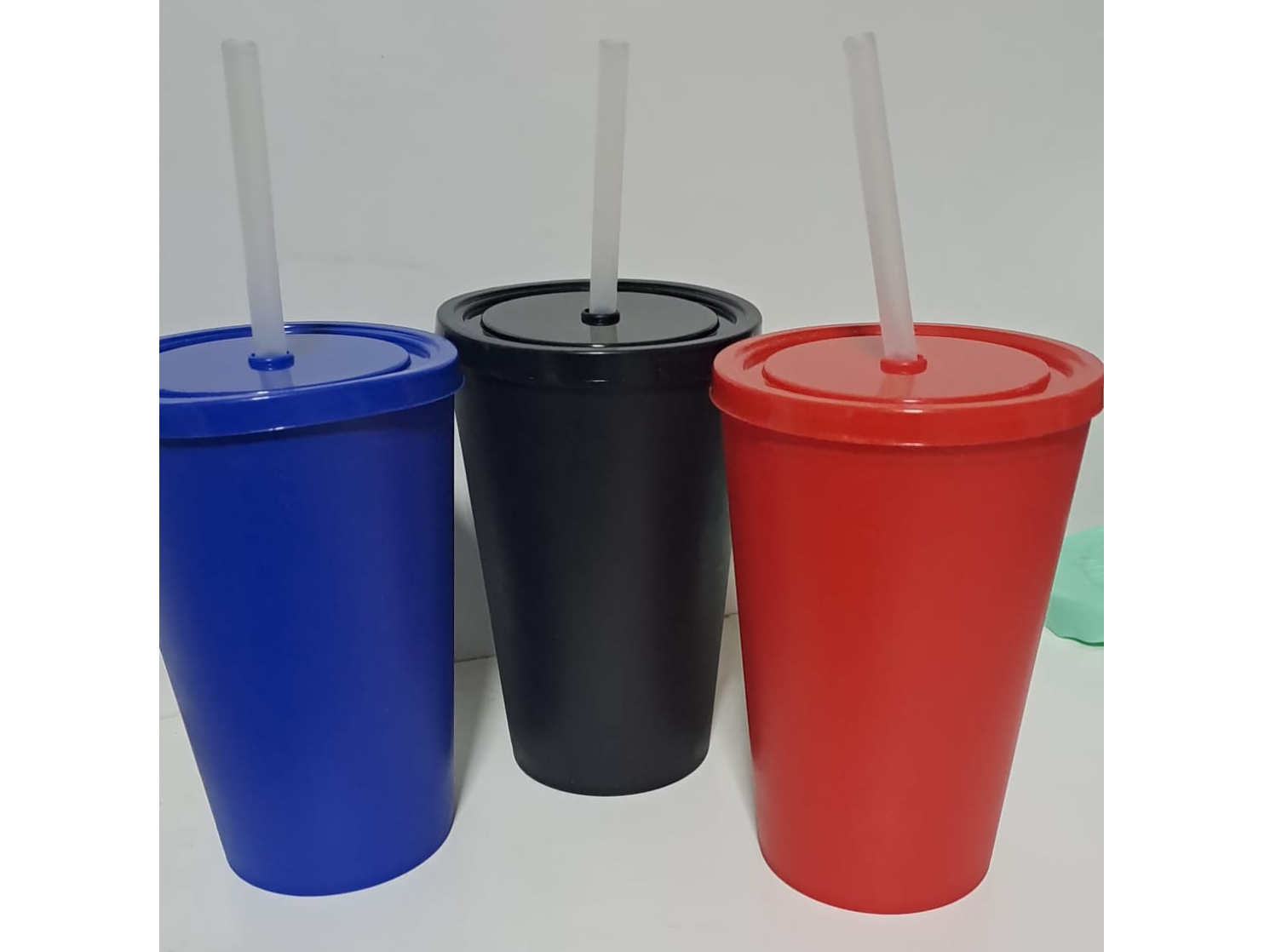 VASO XL 500CC DE PLASTICO CON TAPA PLANA Y SORBETE TRANSPARENTE