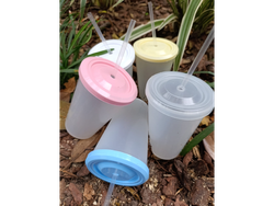 VASO PLASTICO TRASLUCIDO CON TAPA COLOR Y SORBETE TRANSPARENTE DESCARTABLE 475 CC.
