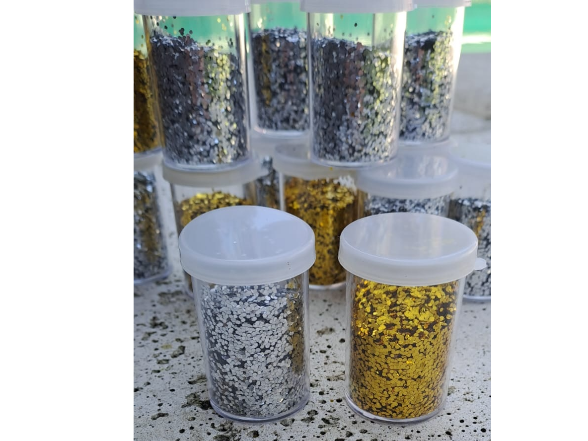 ENVASE 10g MINI ESCAMAS  PLATEADO  / DORADO ( Ideal para decorar esferas encastrables)