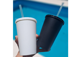 VASO DE PLASTICO RIGIDO 750 CC. CON TAPA Y SORBETE REUTILIZABLE