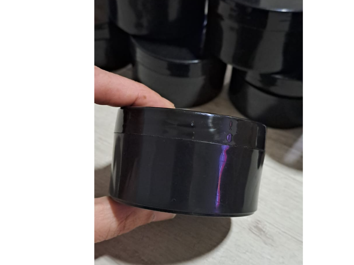 POTE PLASTICO PARA CREMA CON TAPA A ROSCA NEGRO 120  GR.