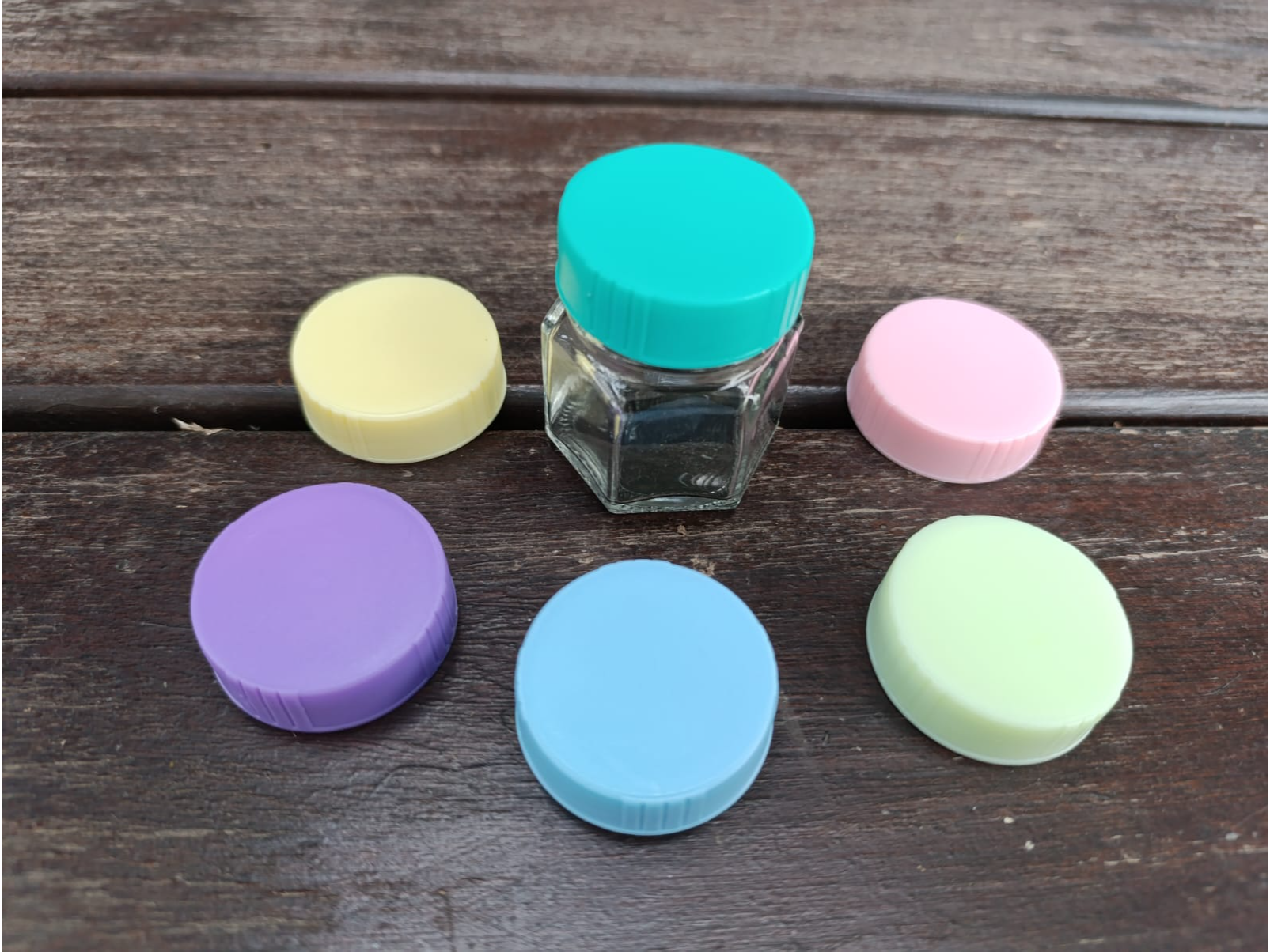 FRASCO DE VIDRIO HEXAGONAL MINI 40 CC. CON TAPA COLOR