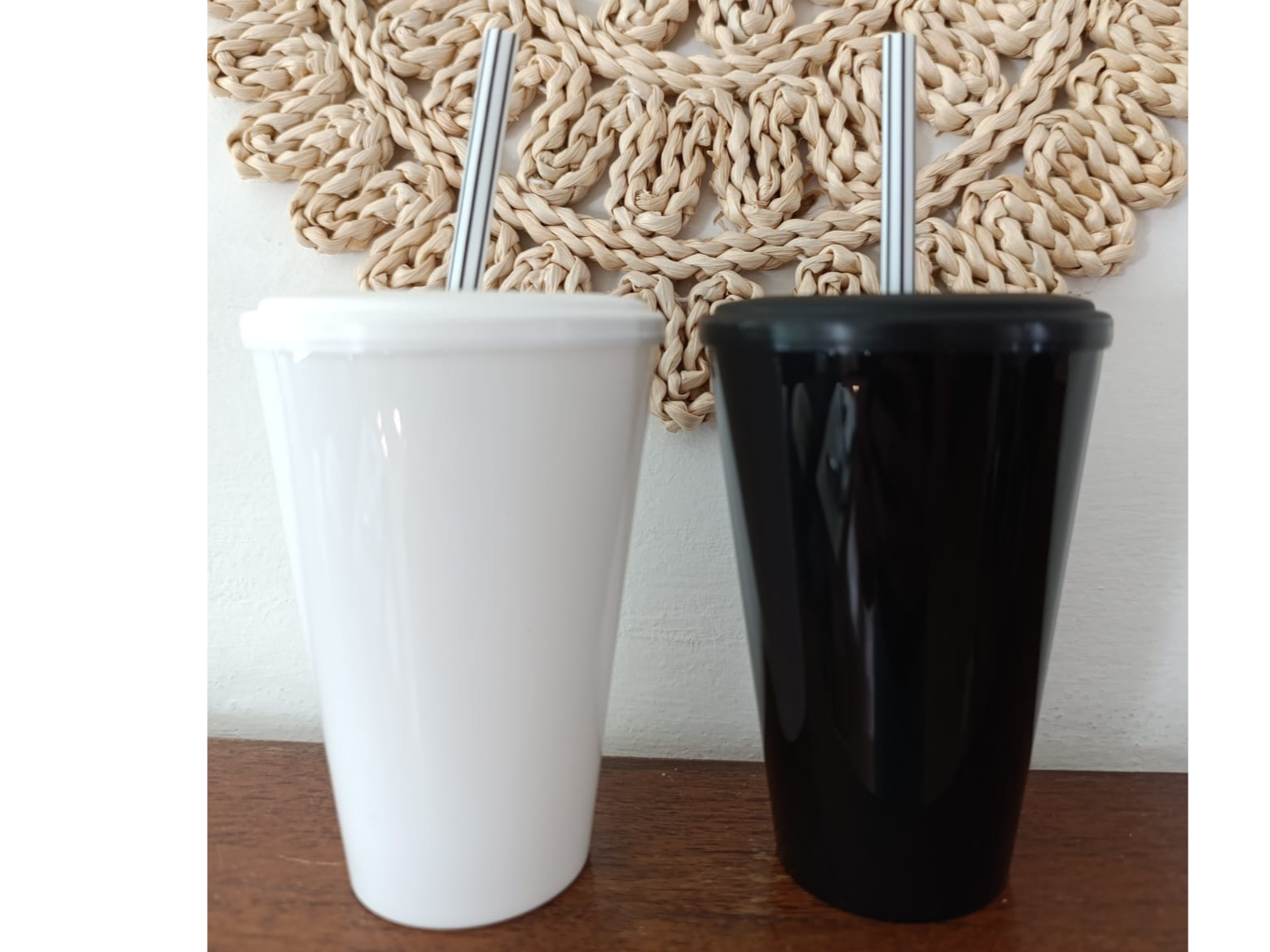 VASO CONICO NEGRO / BLANCO  CON TAPA Y SORBETE  CONICO   420cc