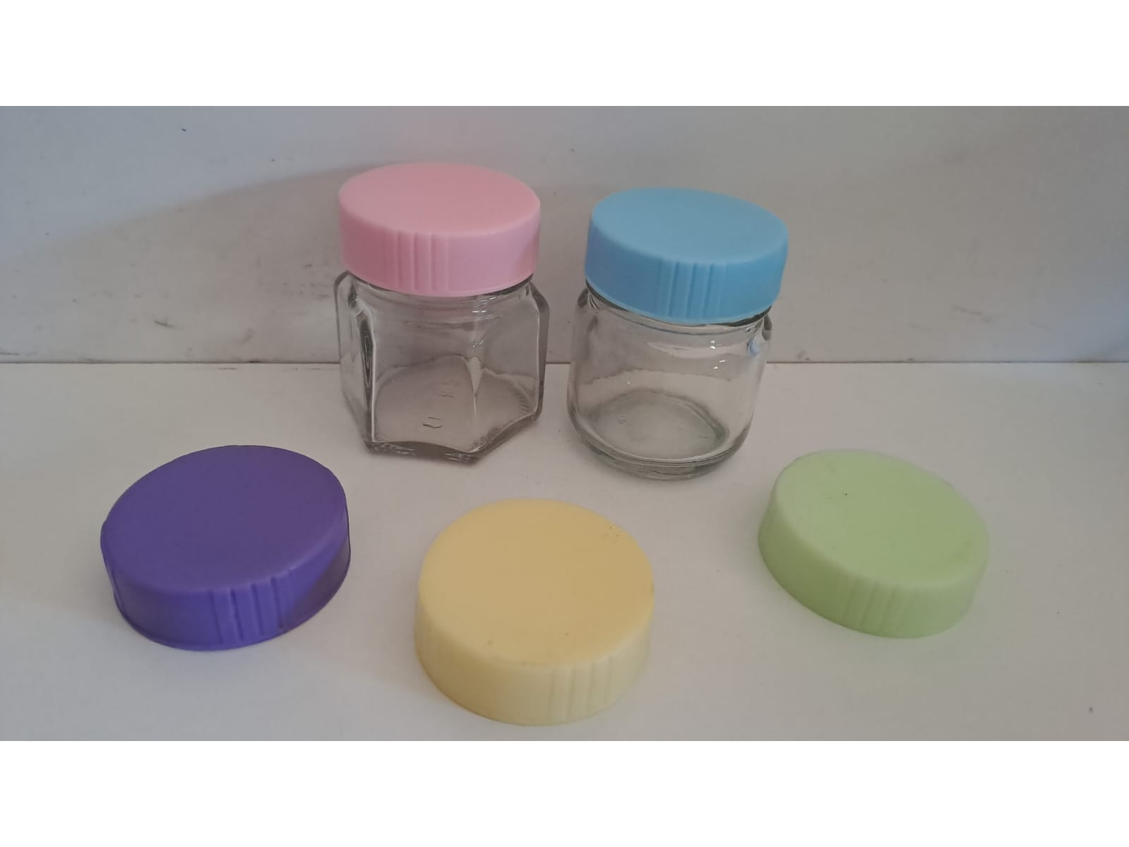 FRASCO DE VIDRIO REDONDO MINI 40 CC. CON TAPA COLOR