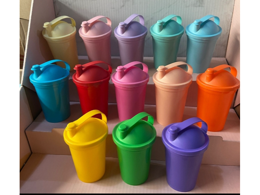 VASO PLASTICO SORBITO CON TAPA TIRITA DE COLOR 330 CC.