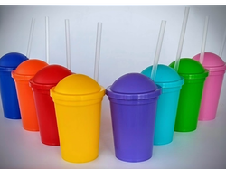 VASO PLASTICO MILKSHAKE LISO DE COLOR CON SORBETE TRANSPARENTE DESCARTABLE 330 CC.