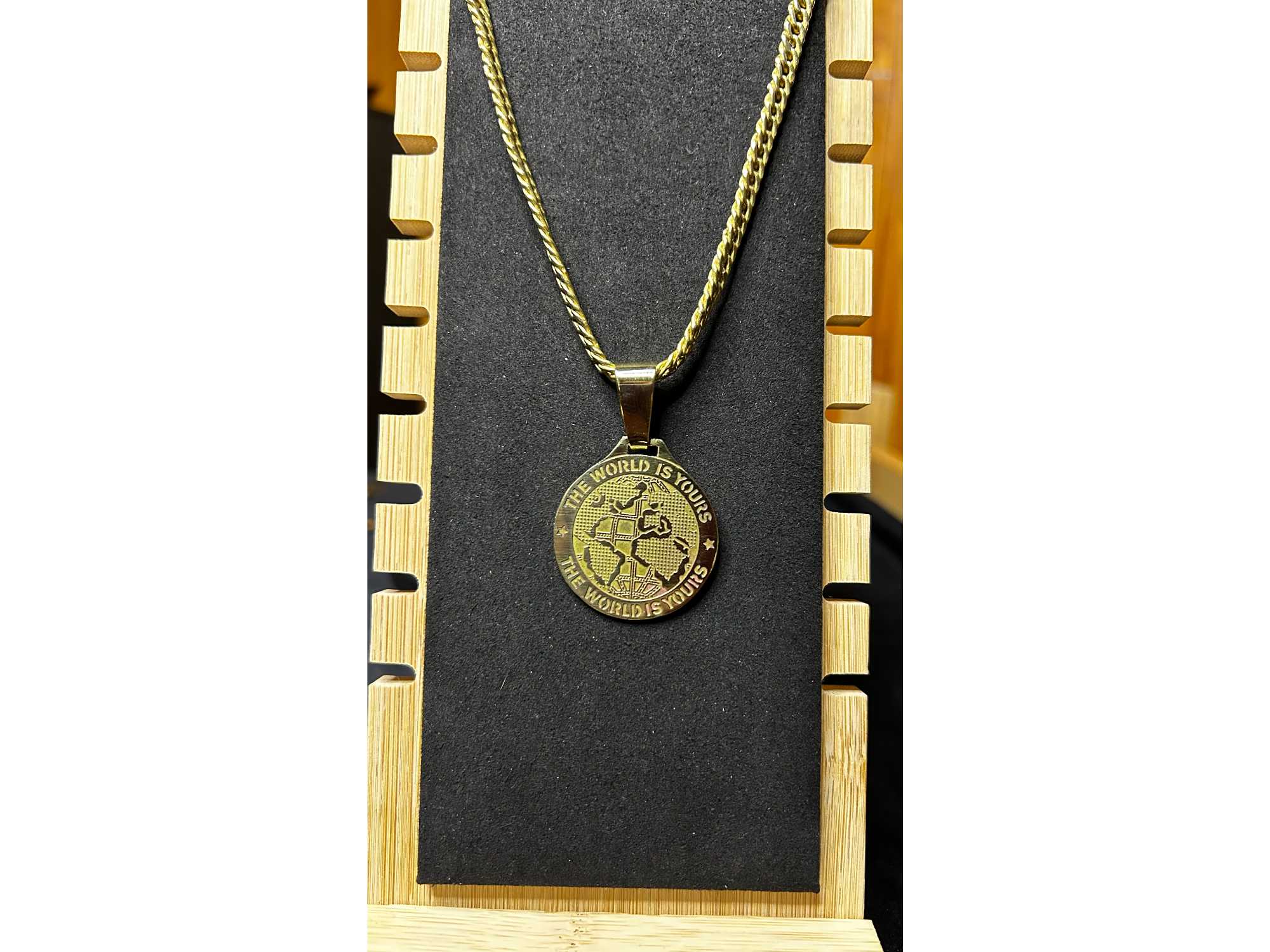 Dije The World is yours