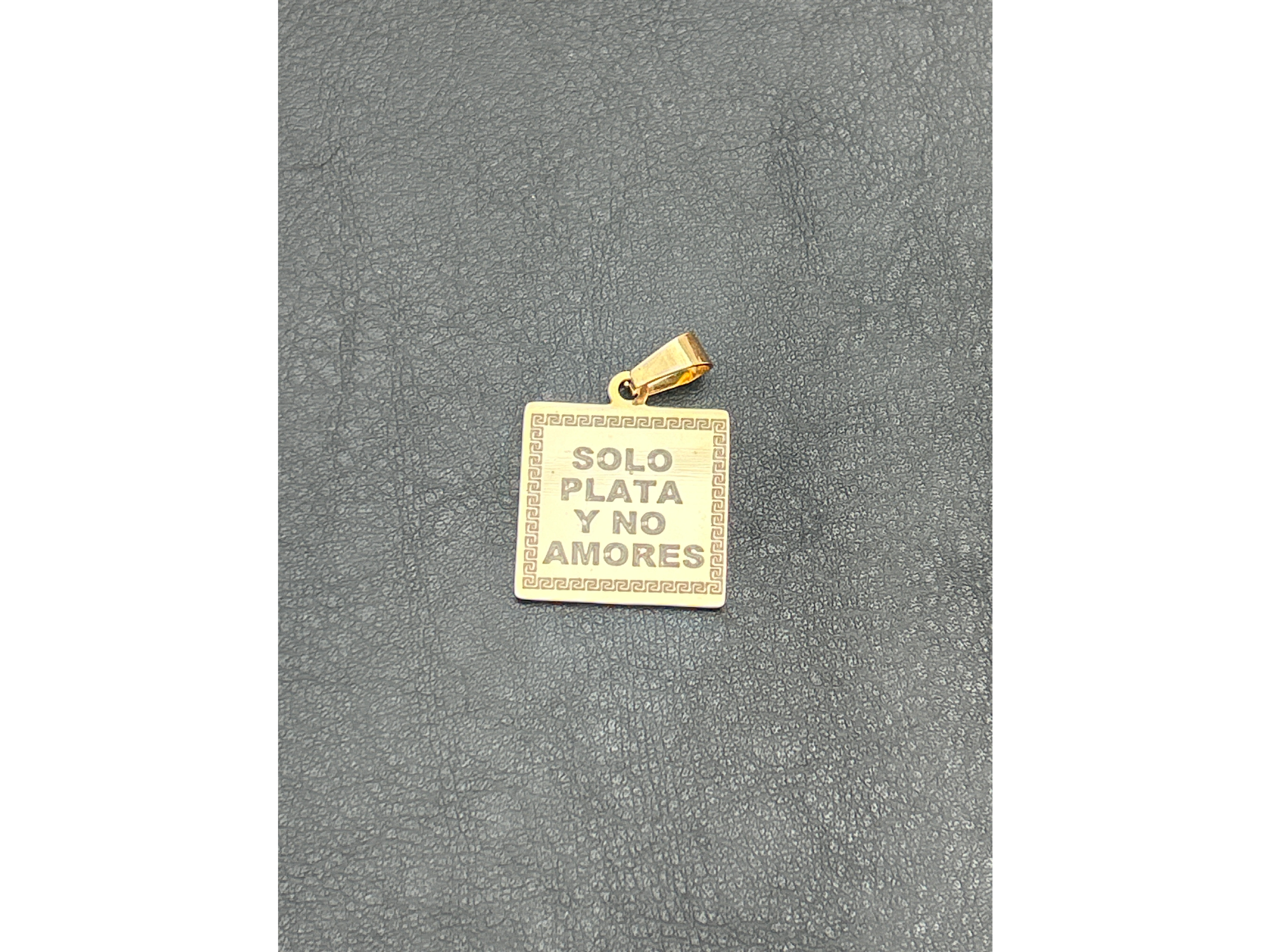 Solo plata y no amores