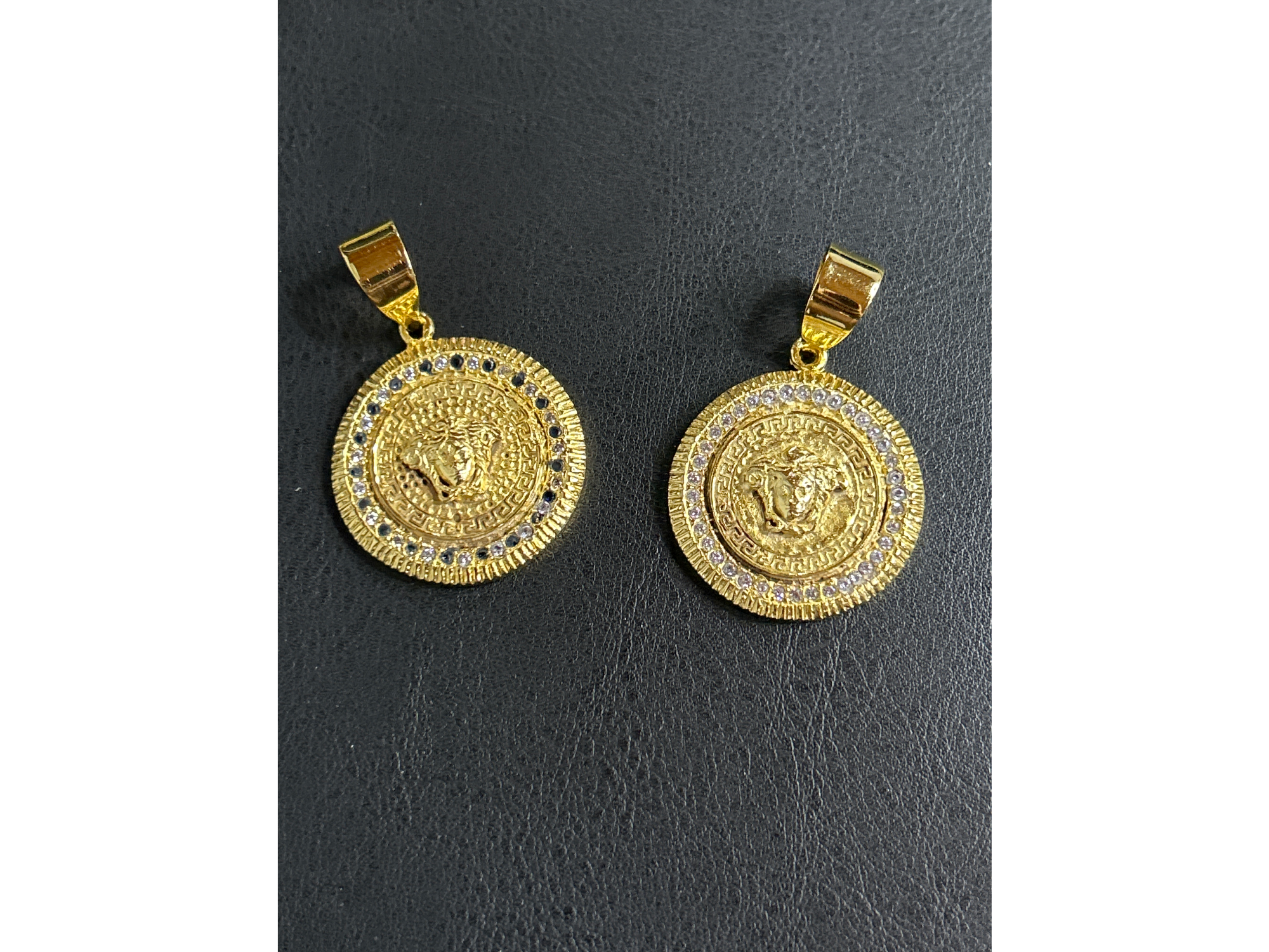 Medalla Versace con piedras