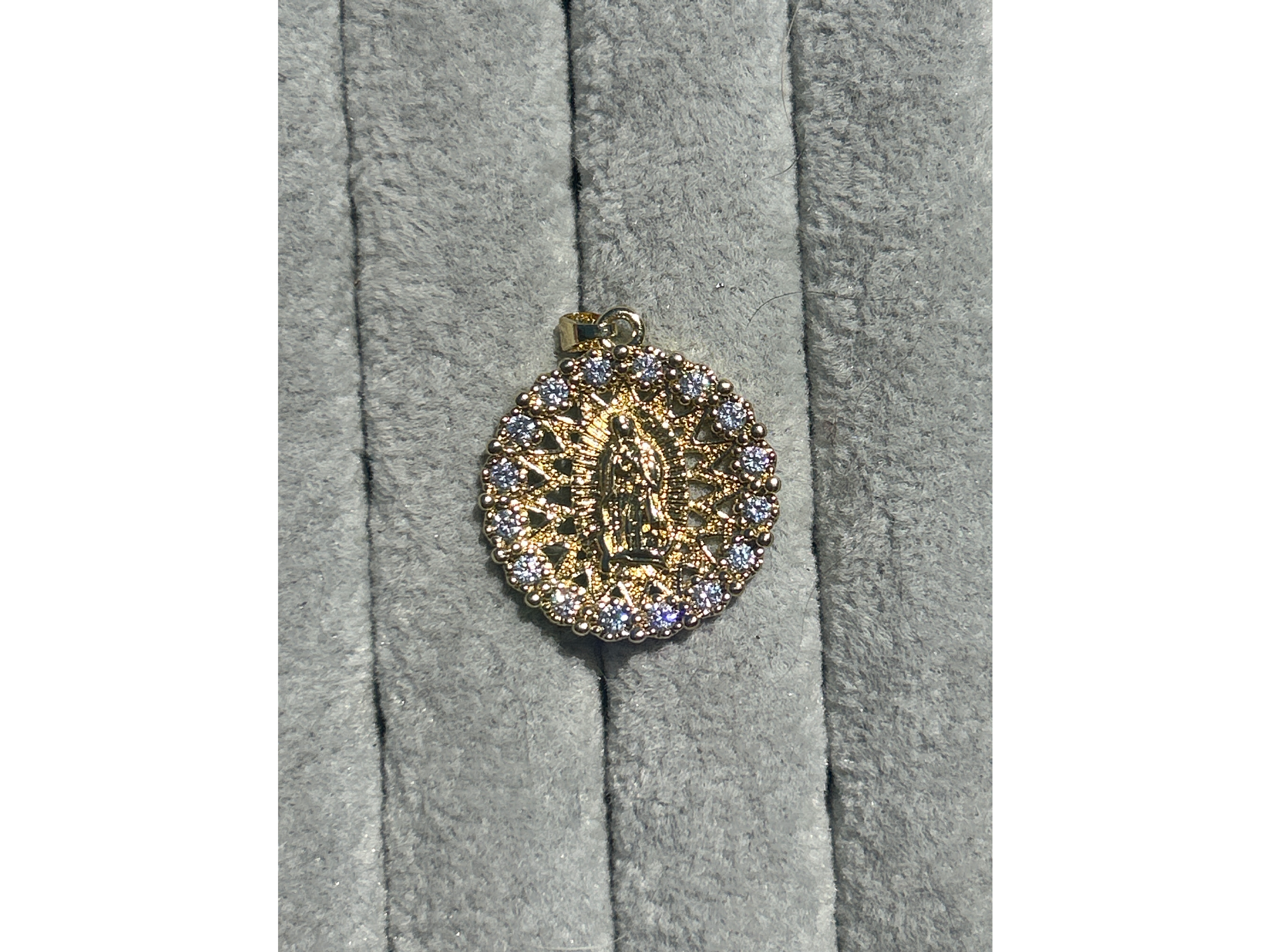 Virgen con diamantes