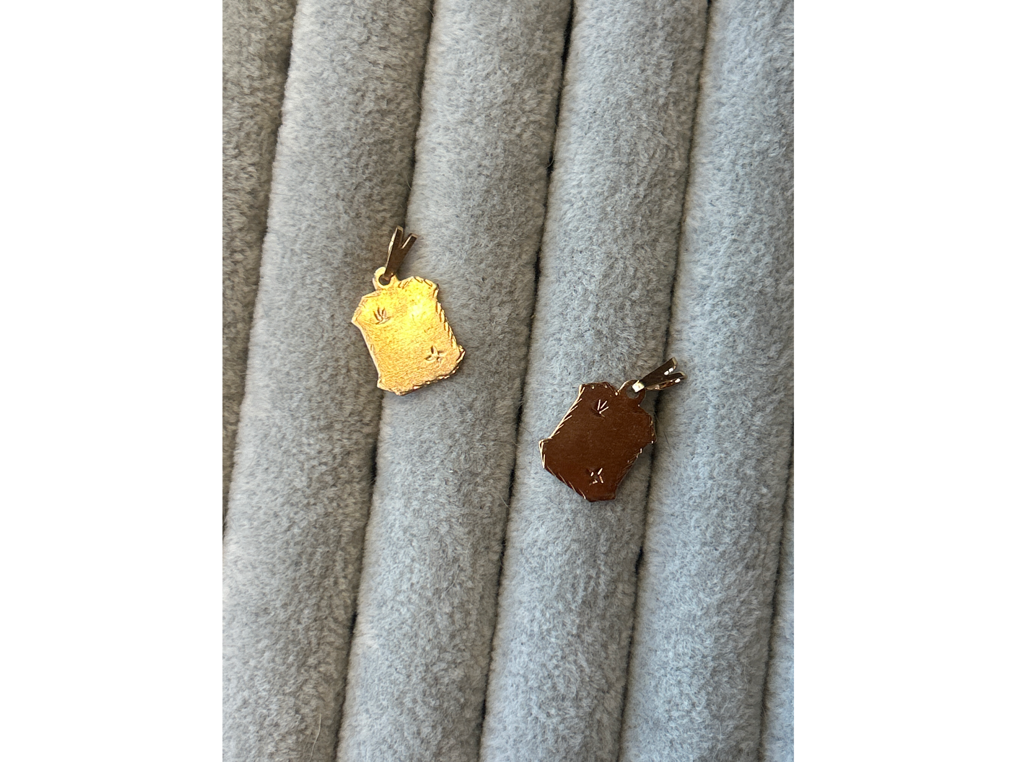 Medallita con destellos