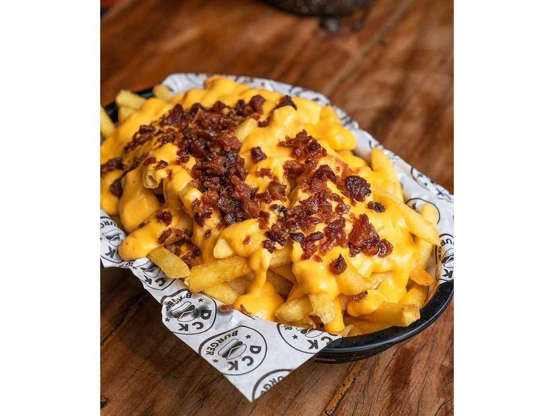 Papas con cheddar y bacon