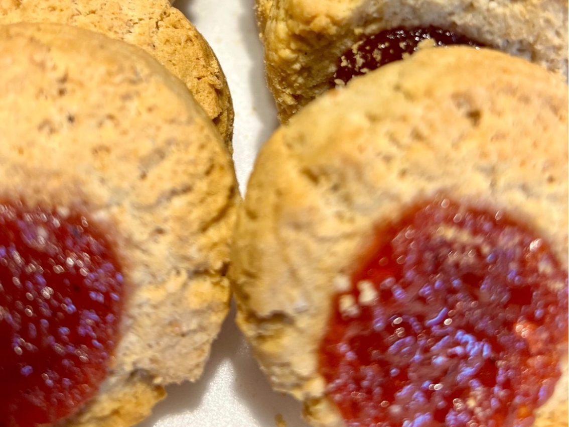 Pepas de harina de almendras con membrillo