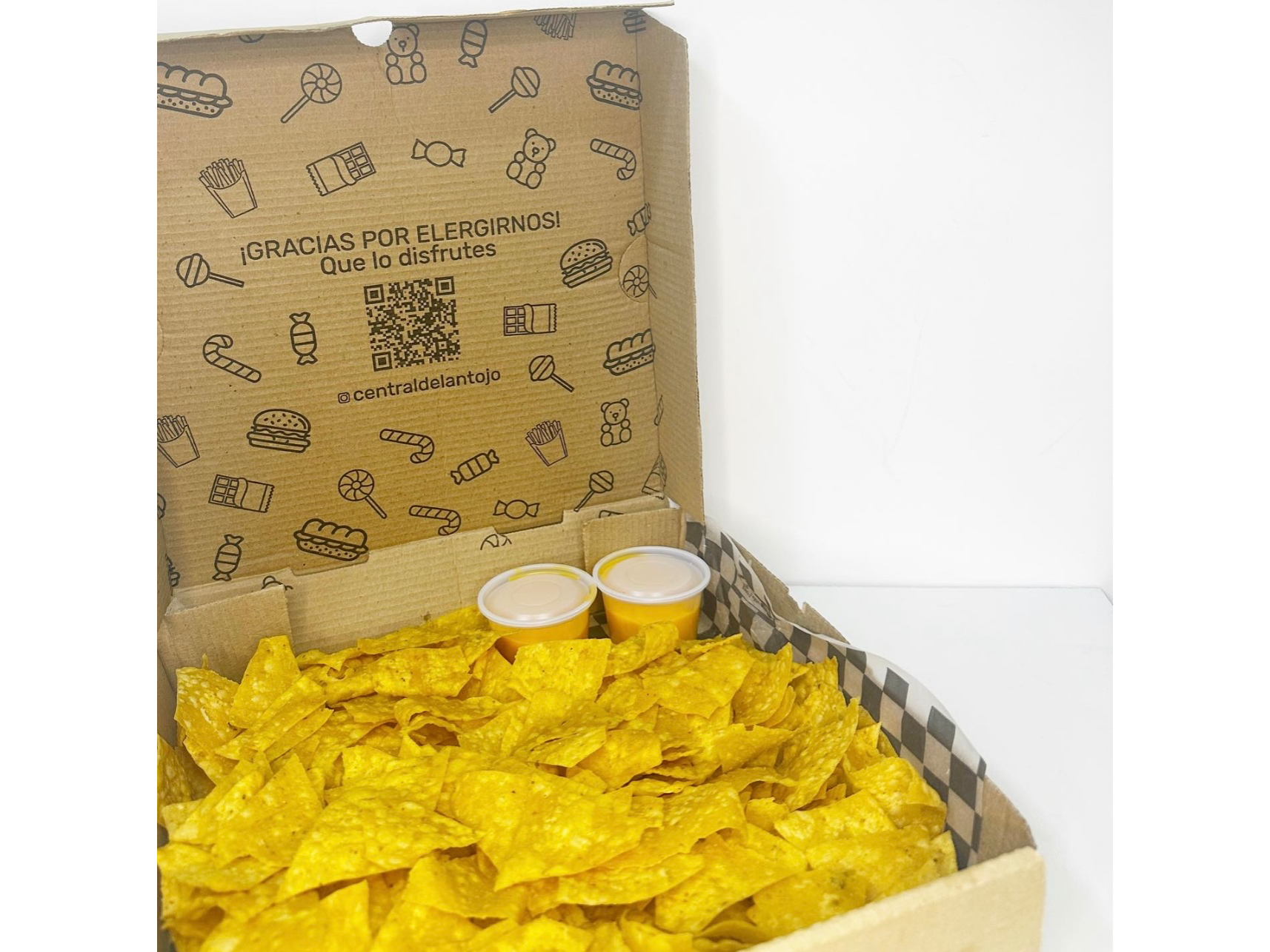 Caja de nachos (tipo Doritos 500gr ) + dos salsas (cheddar/ guacamole ) para 2/3 personas