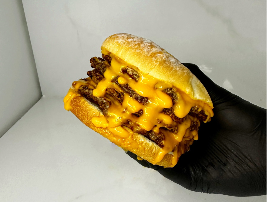 Cuádruple chesse Burger XL + papas fritas