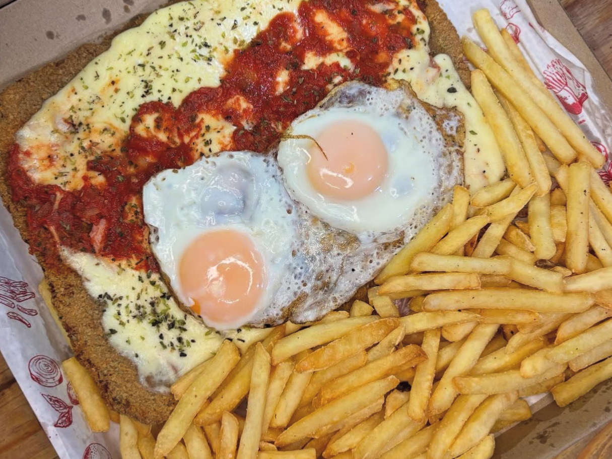 Milanesa XL napolitana a caballo + fritas ( explota 1 , comen 2 😏)