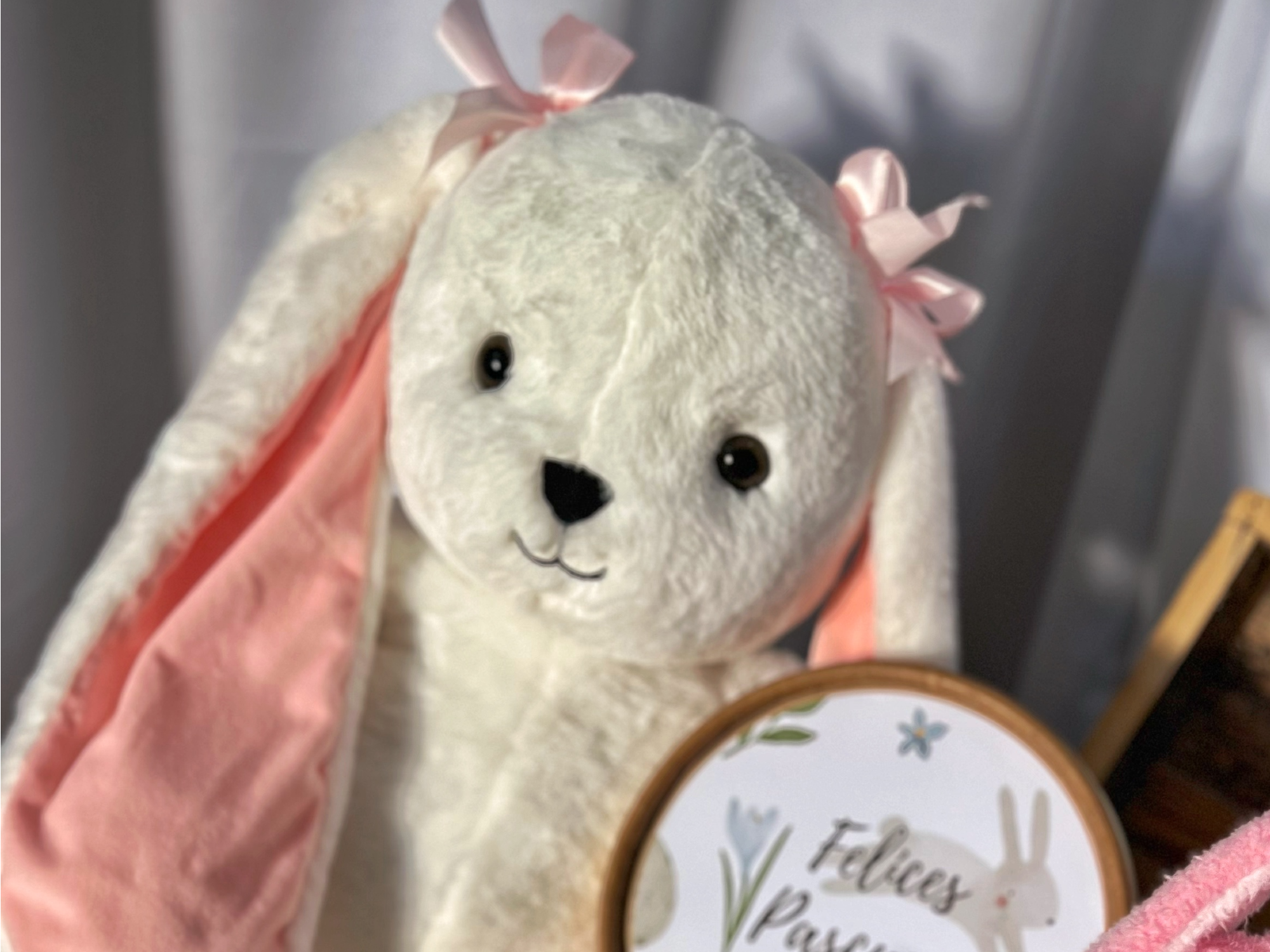 Experiencia Pascuas: Conejo gigante + Huevo Artesanal Deluxe + Envío de regalo