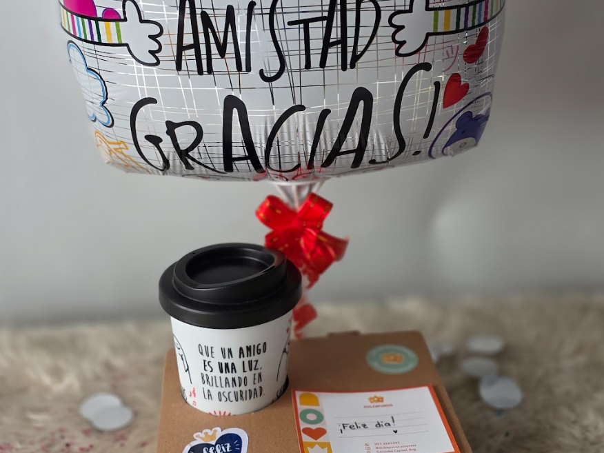 Caja FELIZ DÍA DULCE con globo de la amistad