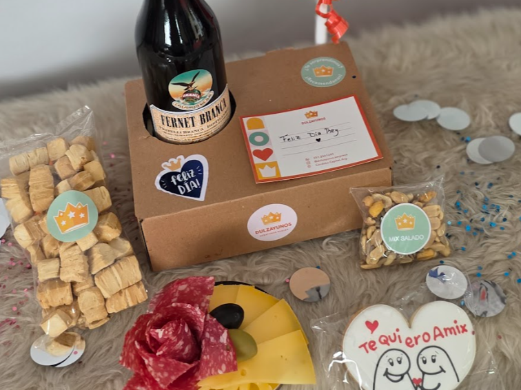 Caja FELIZ DÍA SALADA con globo de la amistad