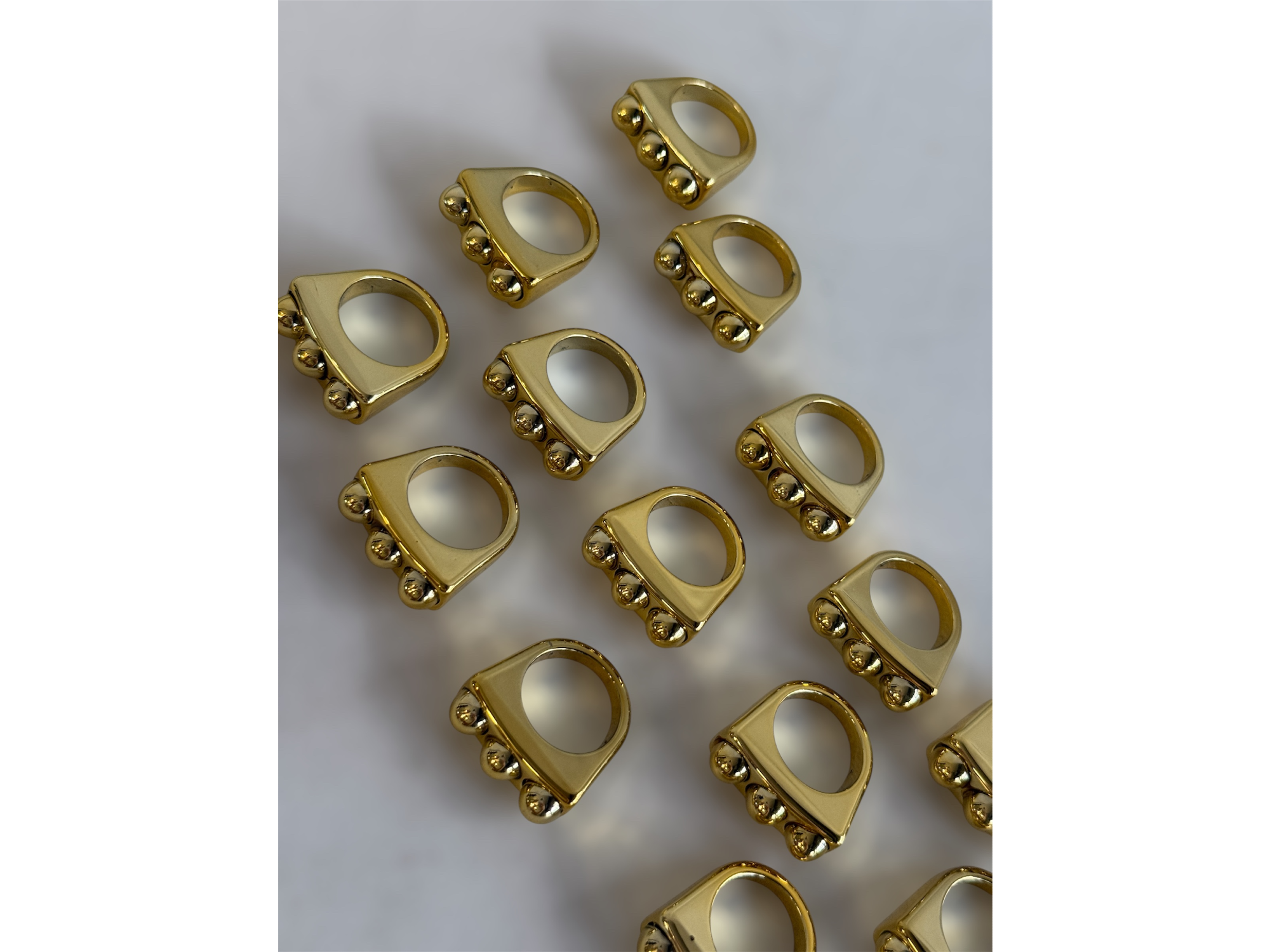 PASA PAÑUELOS DORADOS