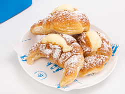 Medialunas con crema pastelera