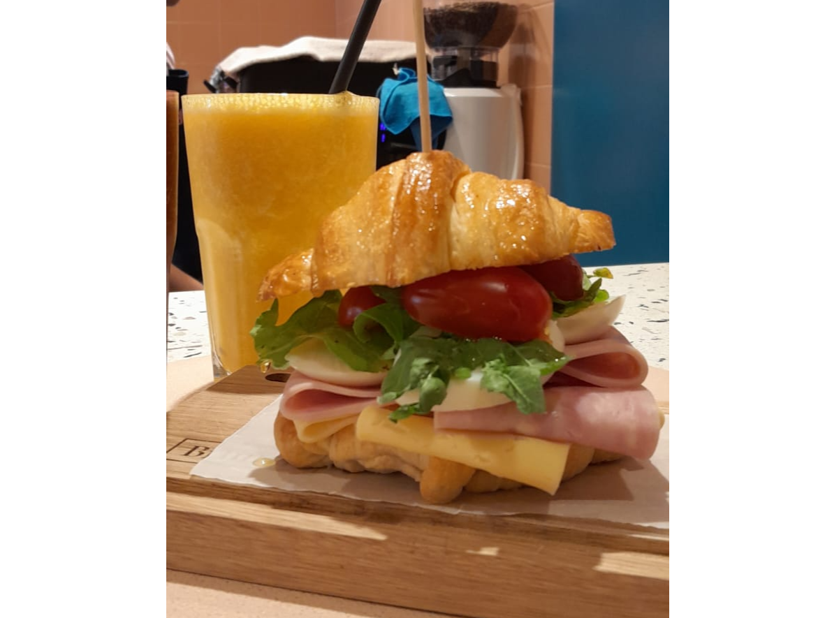 Croissant primavera de Brunch Cafe de Especialidad