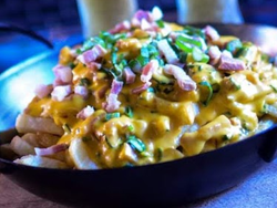 PAPAS CON QUESO MUZZARELLA, QUESO CHEDDAR, VERDEO, PANCETA Y HUEVOS REVUELTOS
