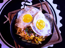 PAPAS CON CHEDDAR, VERDEO PANCETA Y 2 HUEVOS FRITOS