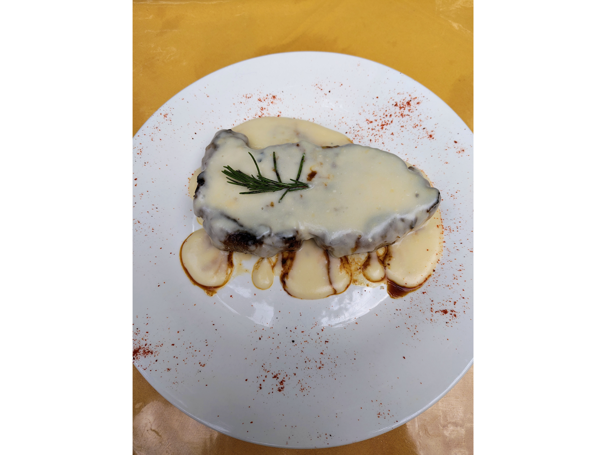 Bife de chorizo a la fondue de quesos