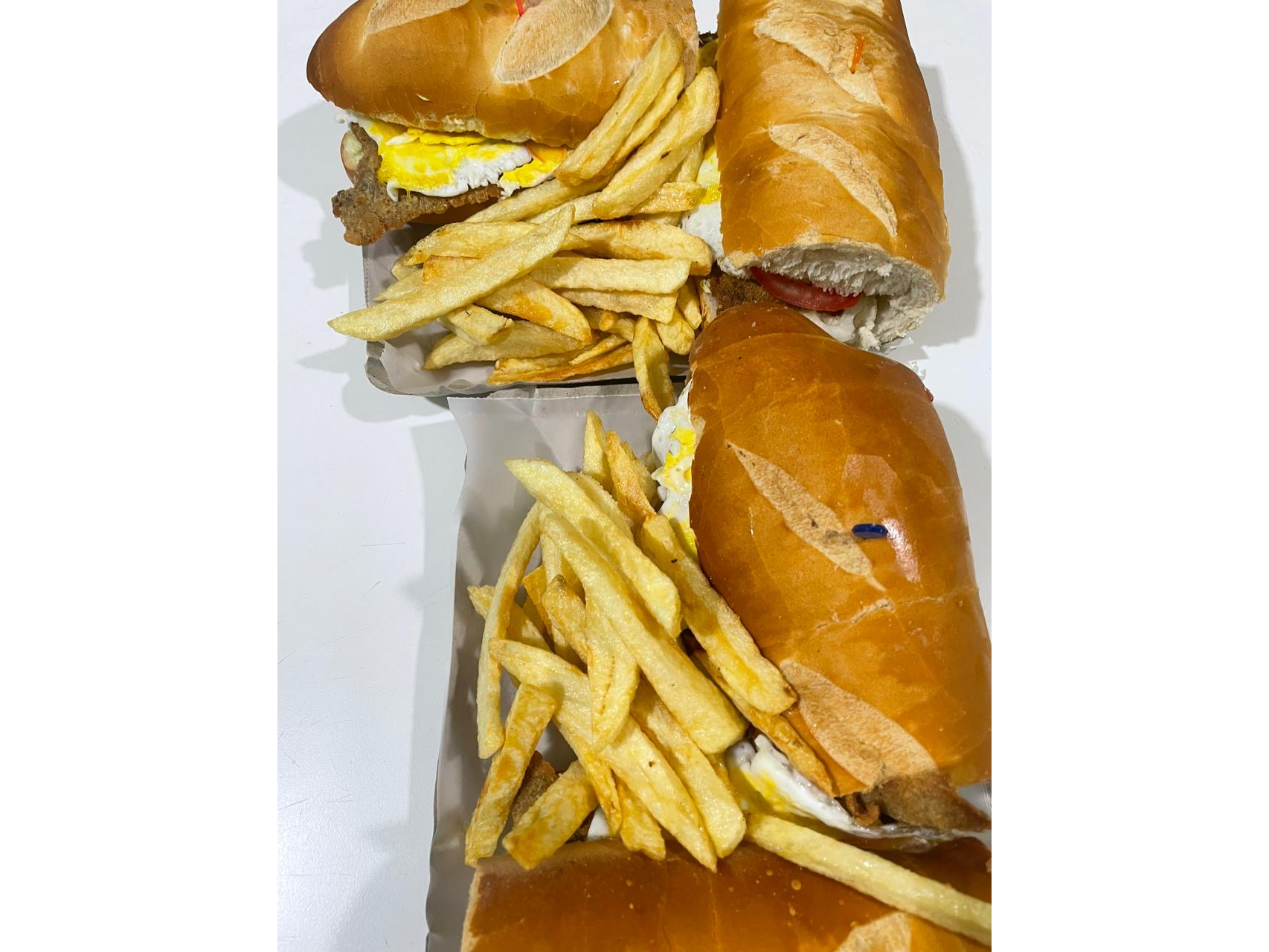 Sandwich de milanesa con papas fritas