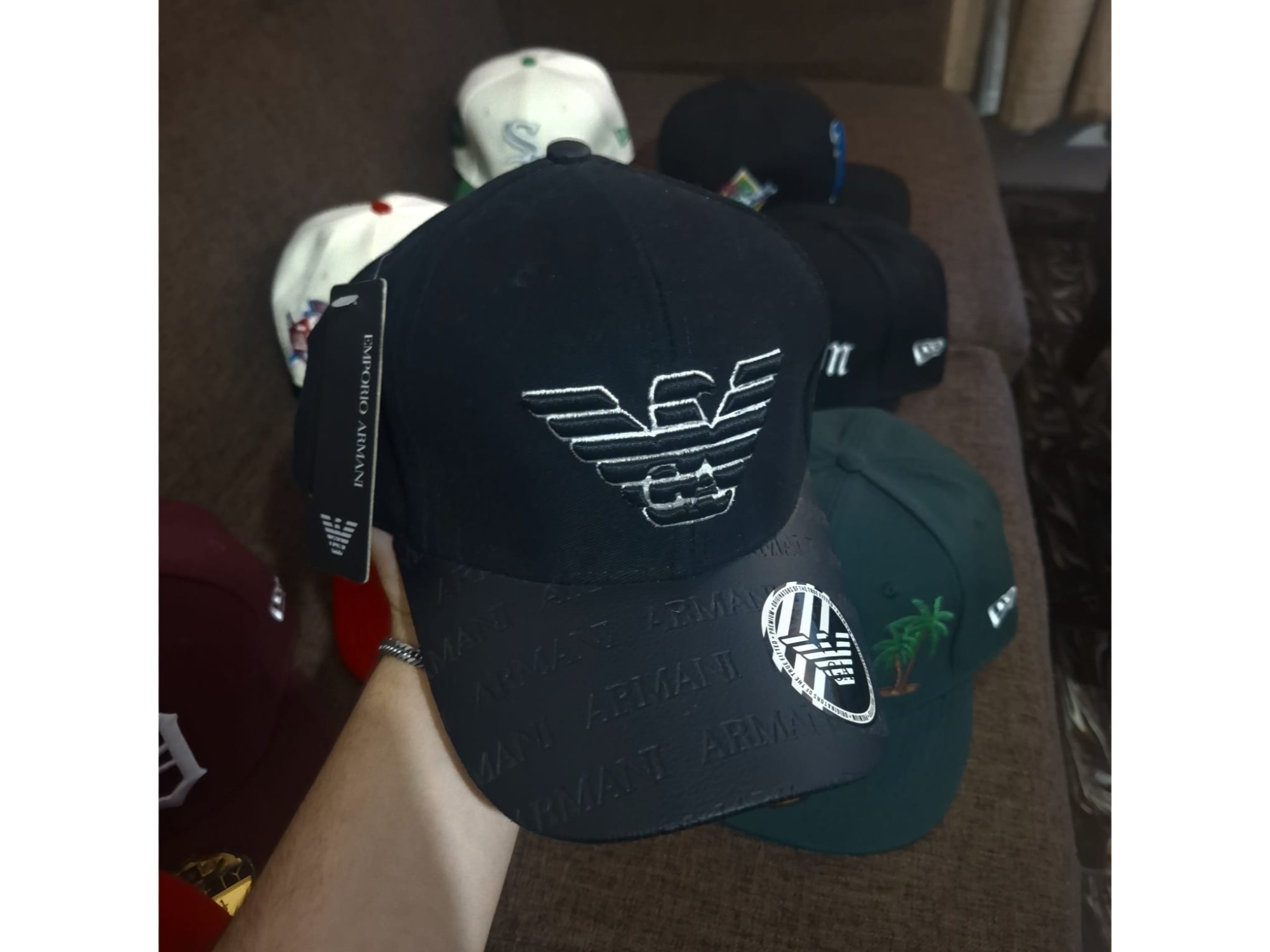 Gorra Ajustable Negra con Logo de Águila y Visera Texturizada Armani
