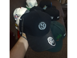 Gorra Ajustable Negra con Insignia 'MCMXCI' y Visera Texturizada