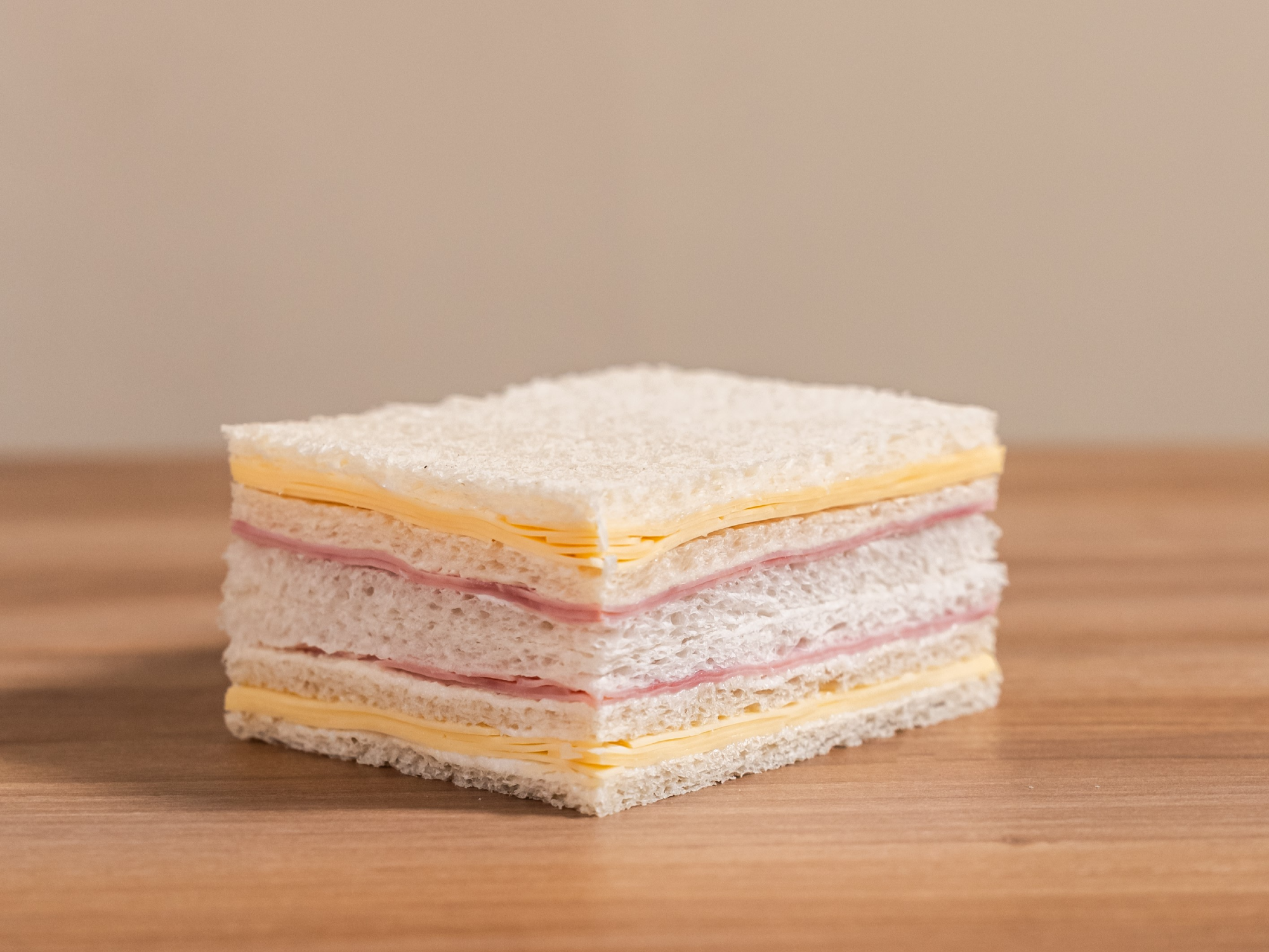 SANDWICH DE MIGA JAMON Y QUESO