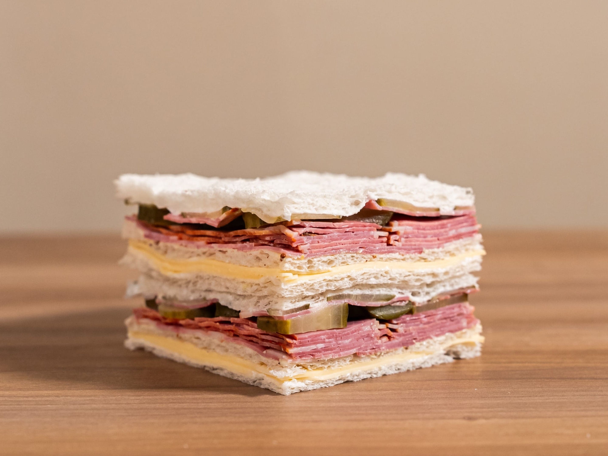 SANDWICH DE MIGA PASTRON Y PEPINILLOS