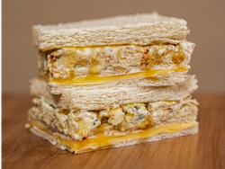 SANDwICH DE MIGA CUATRO QUESOS