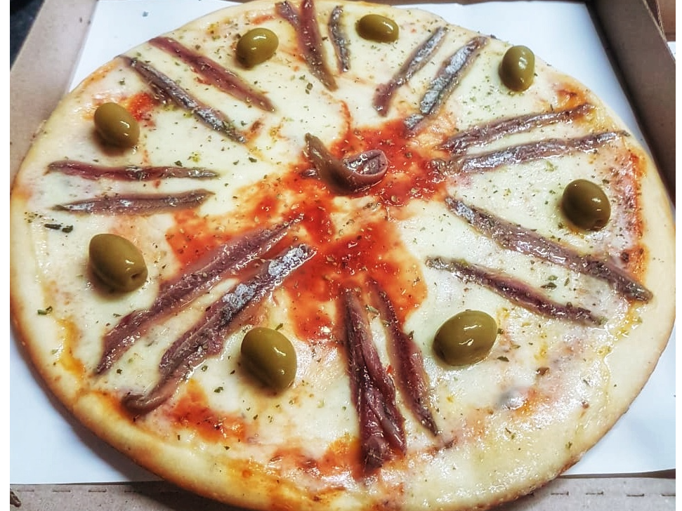 Salsa de tomate, muzzarella y anchoas