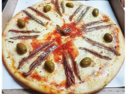 Salsa de tomate, muzzarella y anchoas