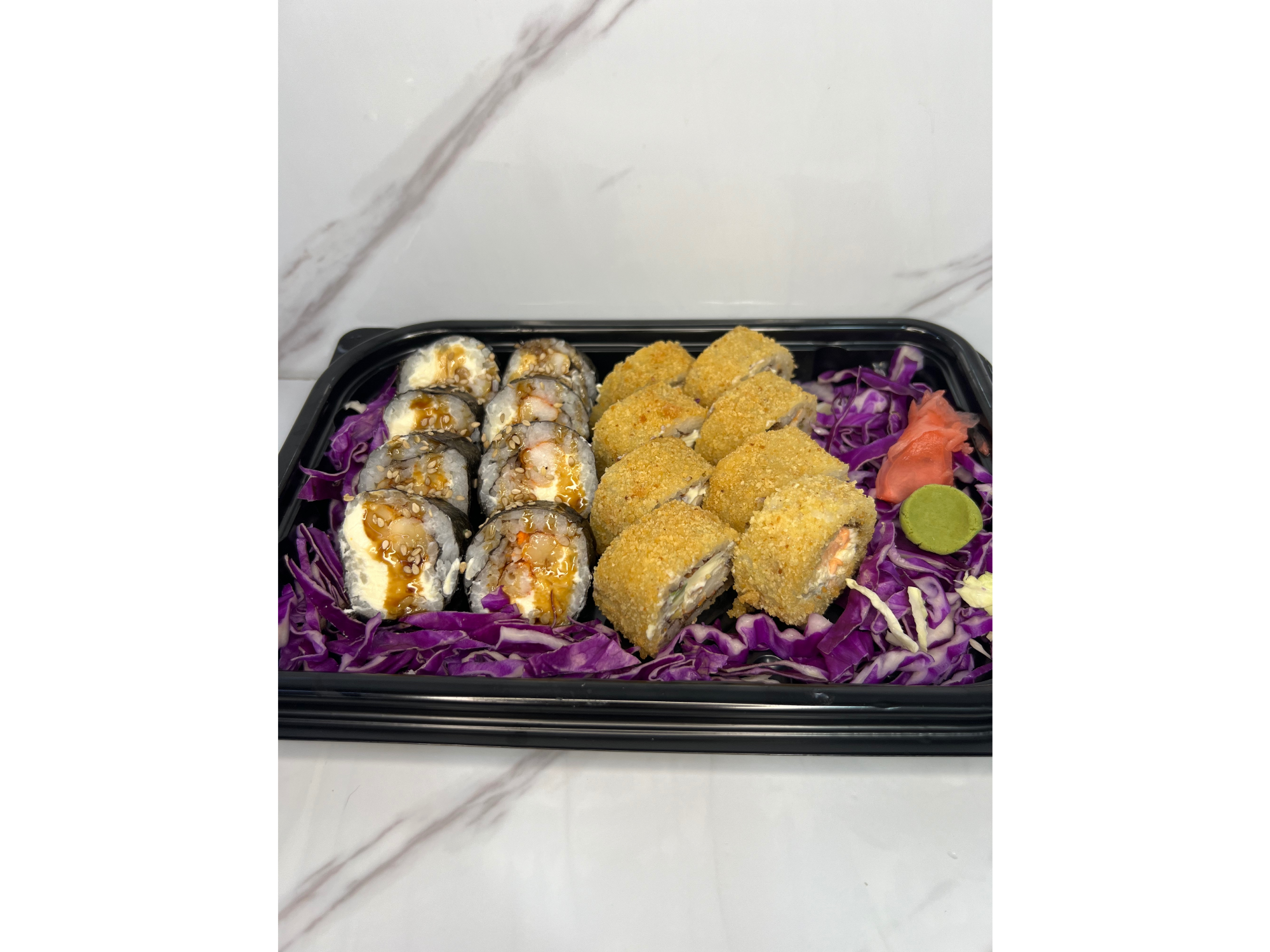 16 piezas  (8 makis + 8 hot roll)