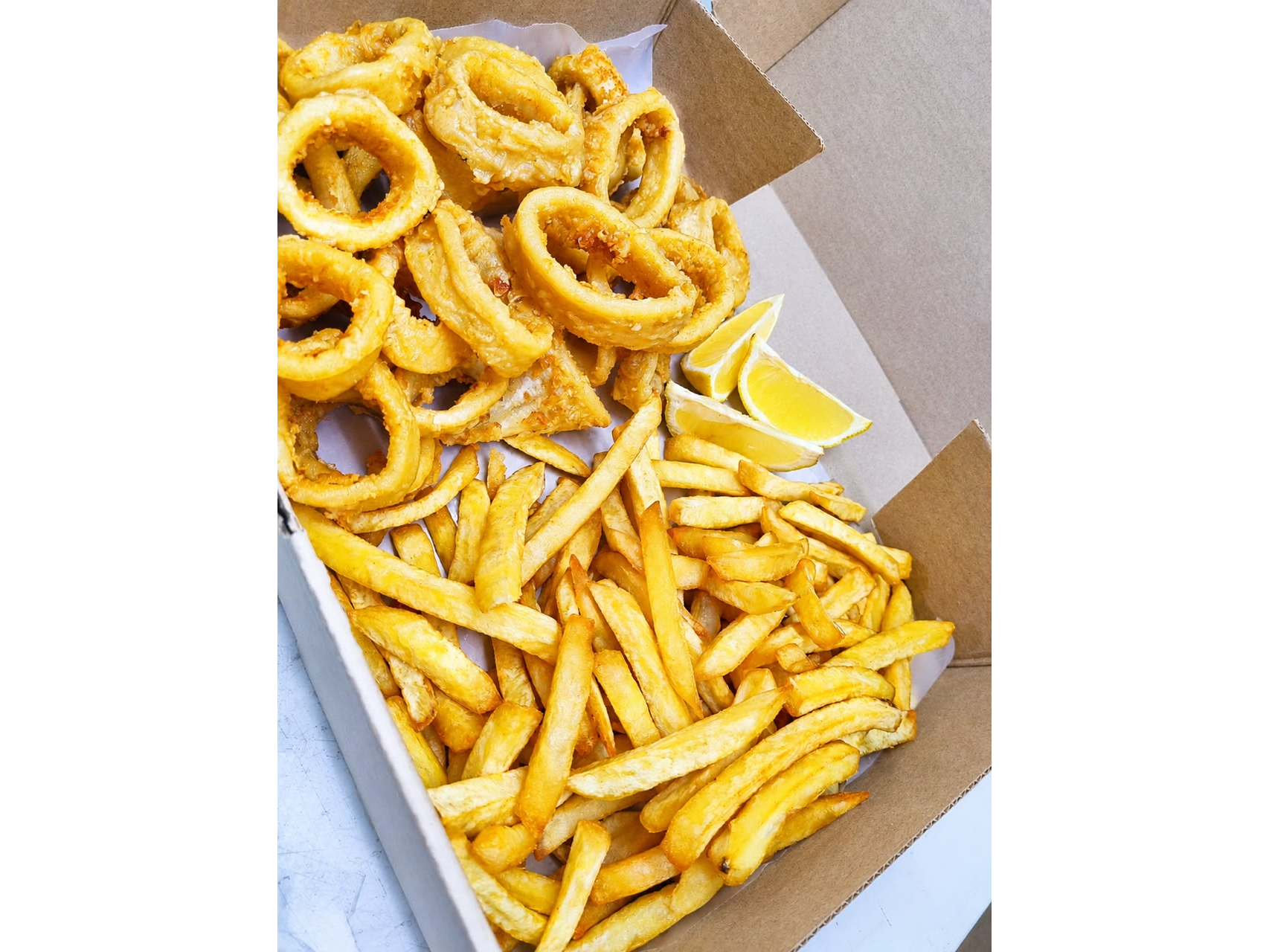 Rabas con papas fritas de Nalaki Sushi Casanova