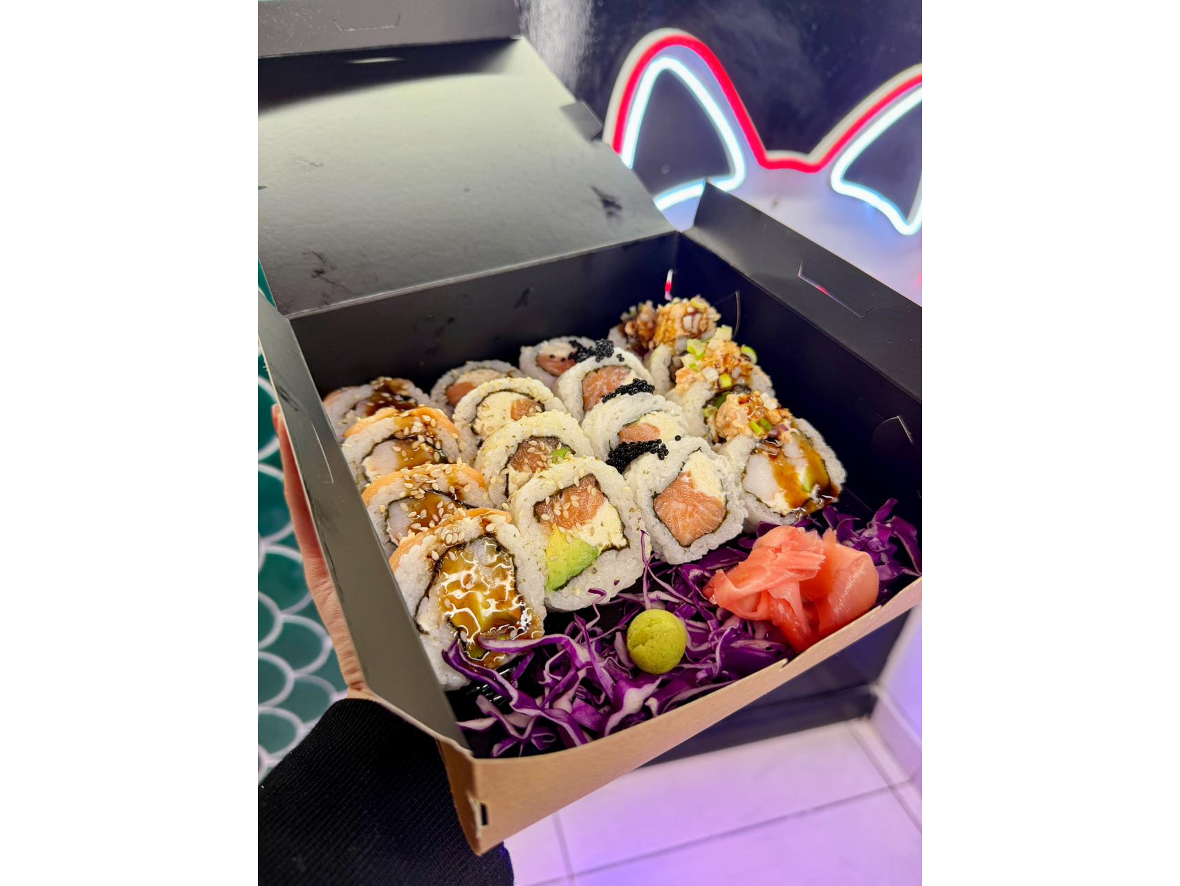 Rolls de salmón y langostinos combinados (BLEND)