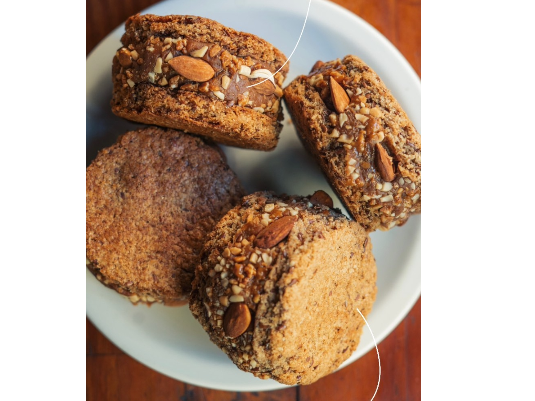 Alfajor grande de centeno, lino y sarraceno relleno con dulce de leche y almendras