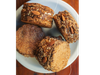 Alfajor grande de centeno, lino y sarraceno relleno con dulce de leche y almendras