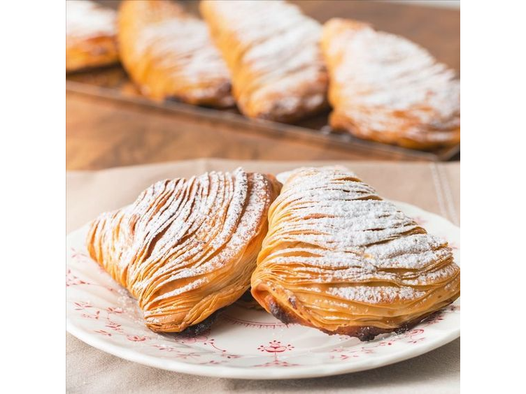 Sfogliatella de masa madre rellena de crema pastelera