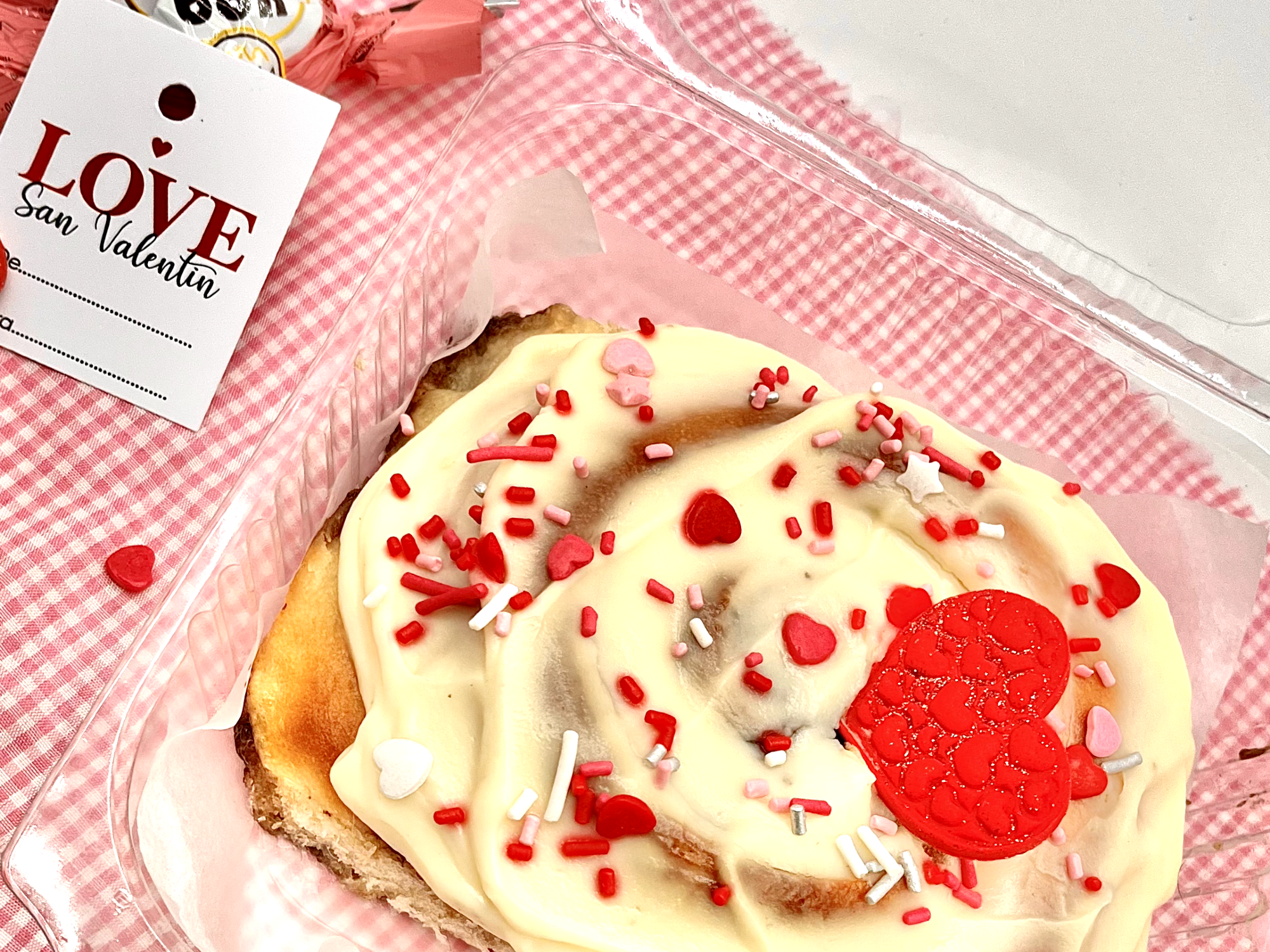 Super roll de manzana y canela con frosting de queso crema