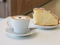 CAFÉ DOBLE + PORCION DE BIZCOCHUELO