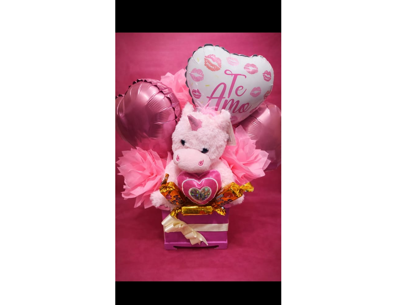 BOX con peluche TE AMO y chocolates dos corazones. Para darle un toque festivo y romántico.