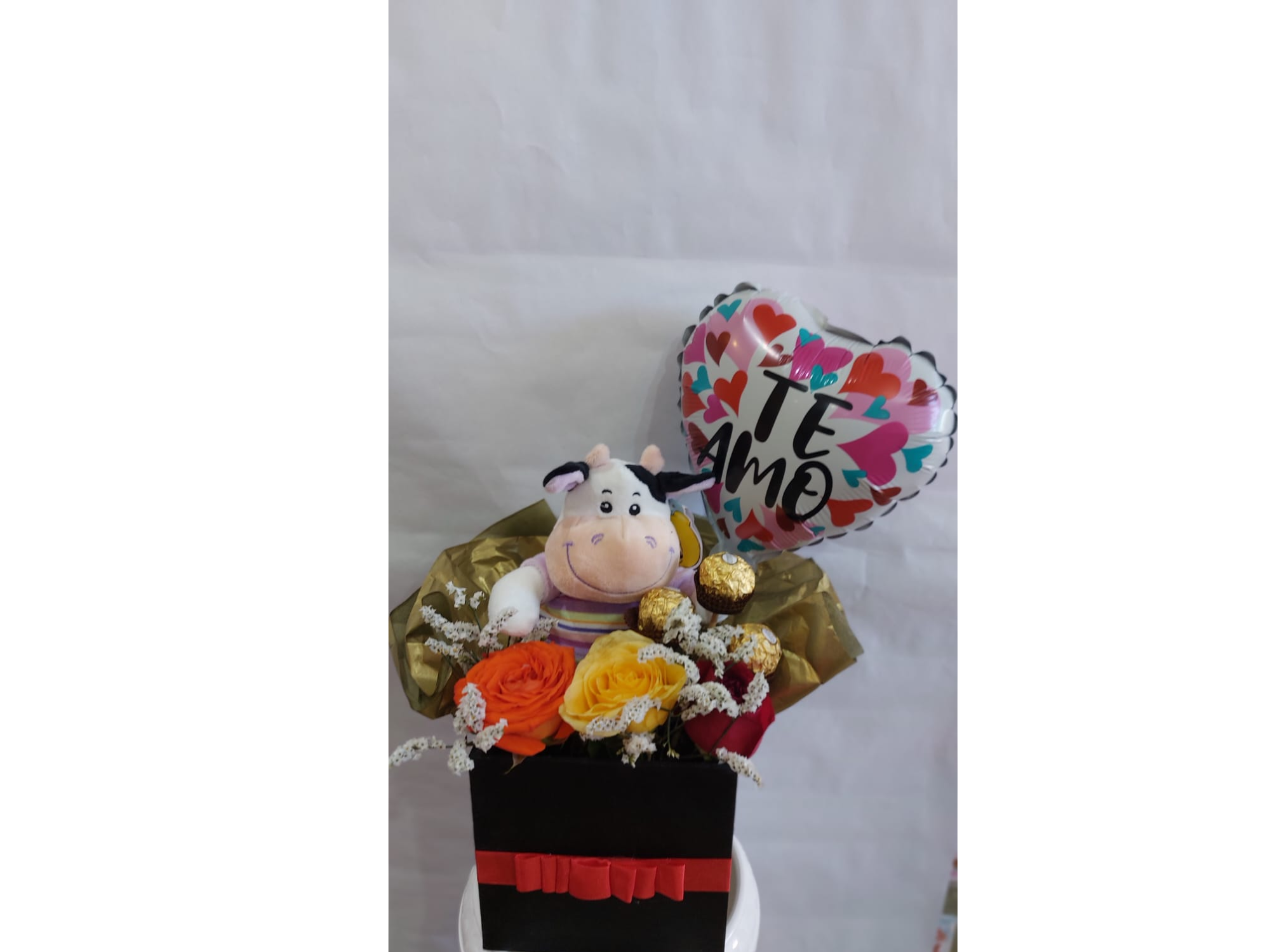 box con peluche , rosas y ferrero rocher