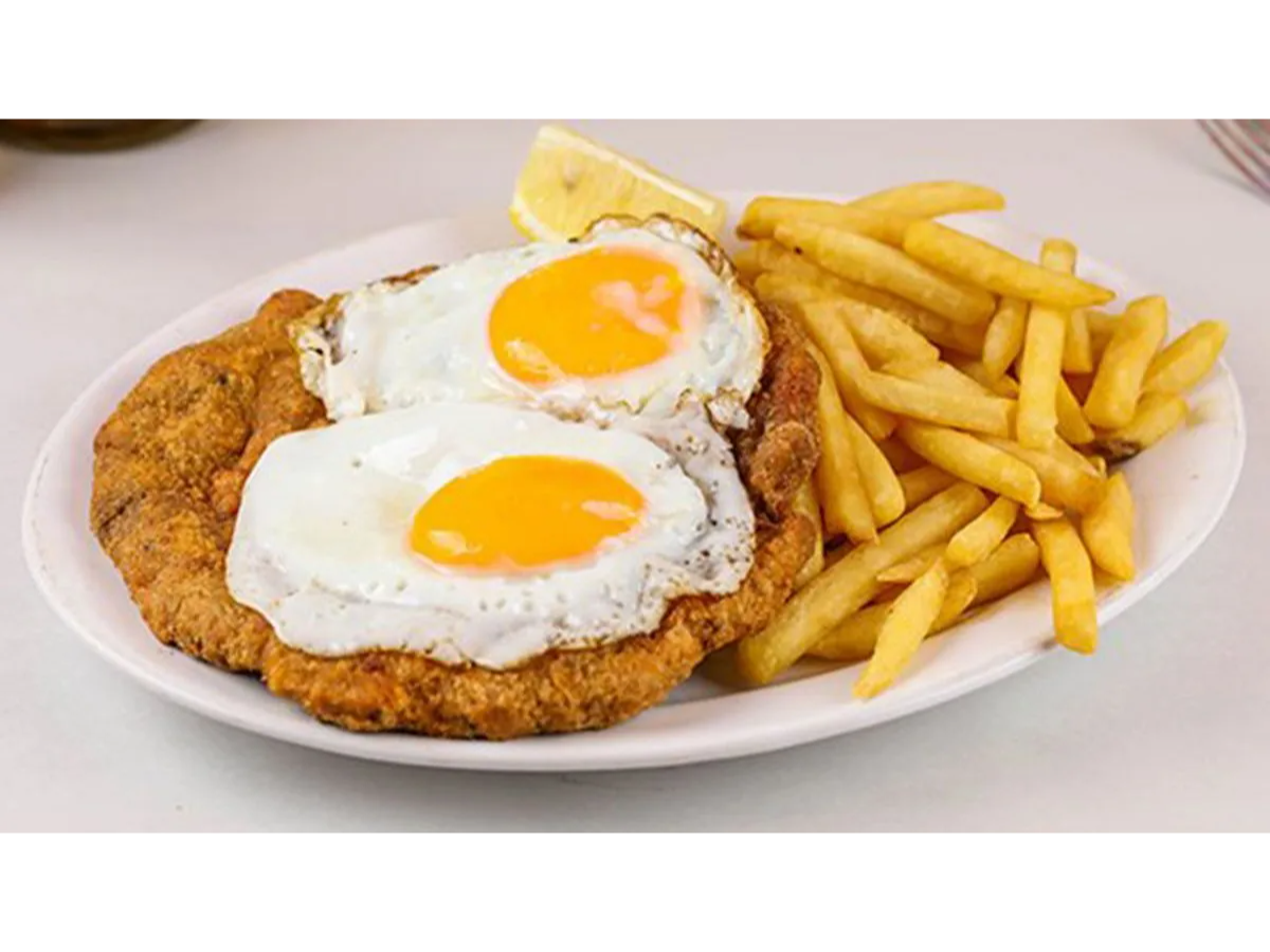 Milanesa de pollo a caballo con guarnición