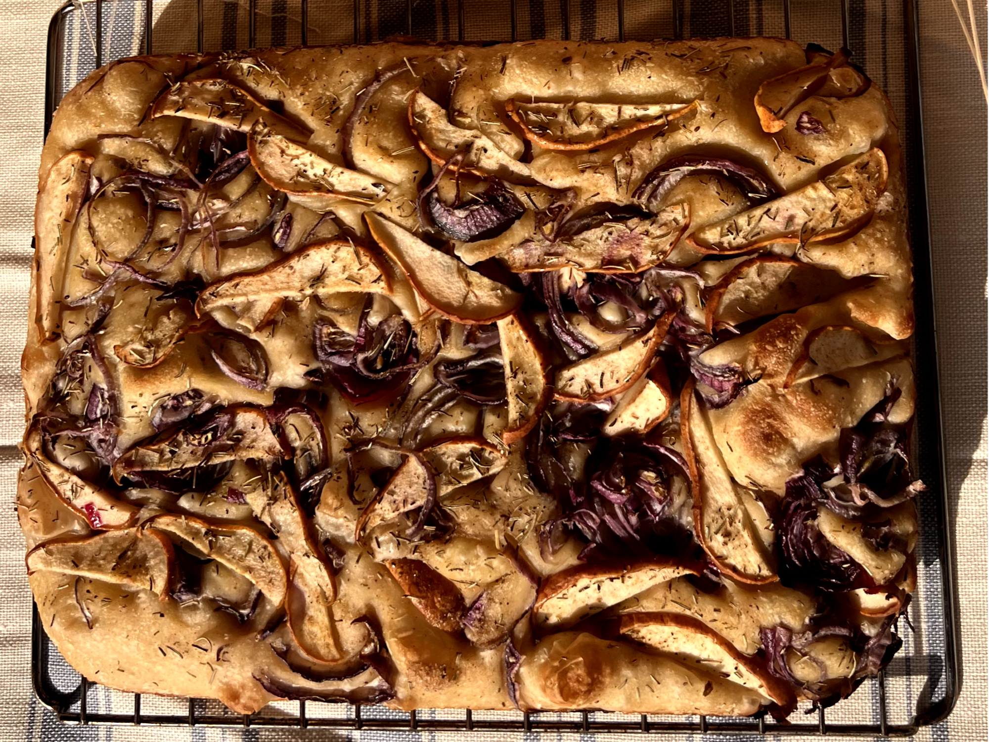 Focaccia de peras, cebolla morada y romero